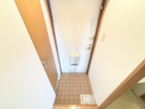 玄関　※別号室のお写真となります※現況優先