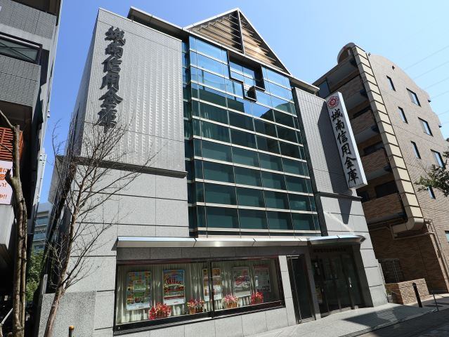銀行　城南信用金庫仲町台支店（銀行）まで752m