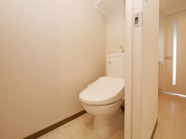 トイレ　落ち着いた色調のトイレです
