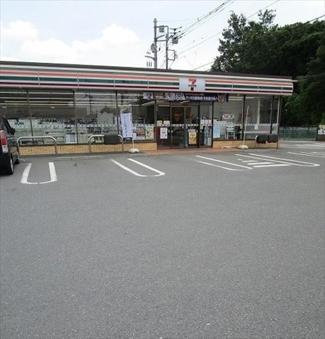 コンビニ　セブンイレブン（コンビニ）まで555m