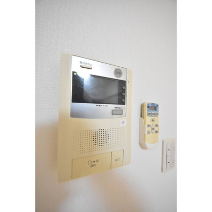 セキュリティ　★モニター付きインターホンで来訪者の顔を確認できます