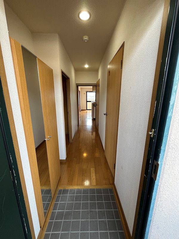 玄関　※同タイプ別部屋の写真となります。
