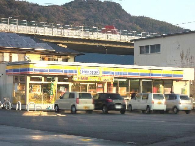 コンビニ　ミニストップ 静岡瀬名川店（コンビニ）まで590m