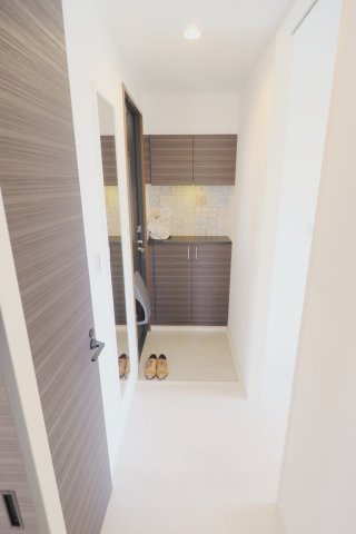 玄関　※掲載している写真は似た改装をした別部屋のものです。参考下さ