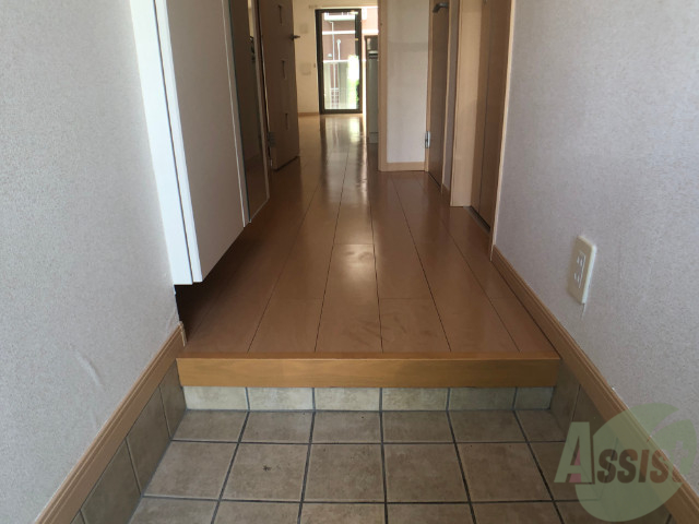 玄関　リビングに差し込んでる太陽の光が届いて明るいですね