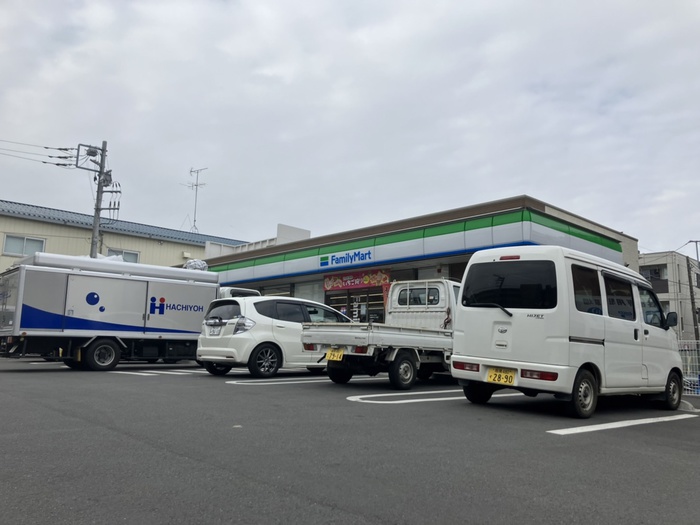 コンビニ　ファミリーマート（コンビニ）まで400m
