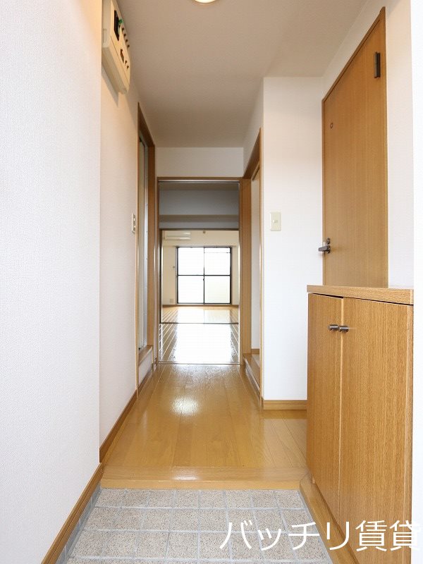 玄関　別号室写真の為現況を優先致します。