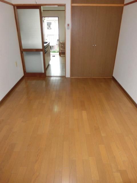 その他部屋・スペース　バルコニー側から見た居室