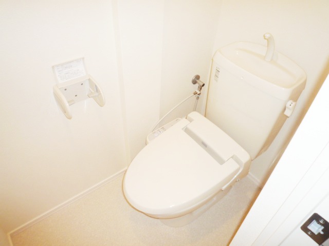 東急田園都市線 三軒茶屋駅 徒歩10分 3階建 築15年のトイレ写真