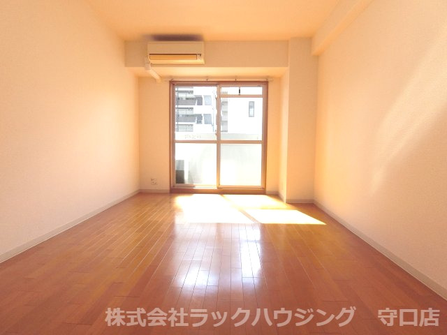 居室・リビング　反転タイプ 同仕様写真となります。