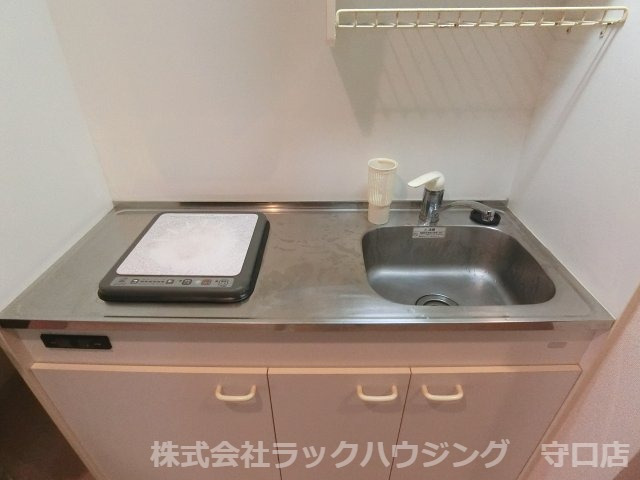 キッチン　反転タイプ 同仕様写真となります。