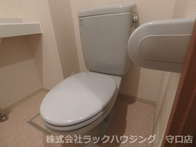 トイレ　反転タイプ 同仕様写真となります。