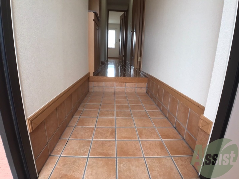 玄関　玄関からの撮影です。手すりがあると嬉しいですね。