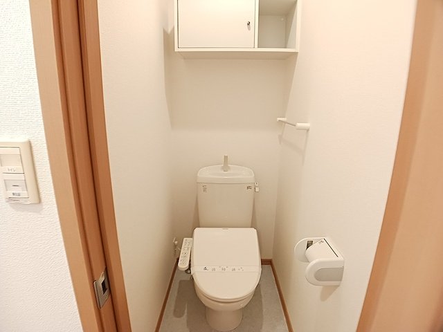 トイレ　落ち着いた色調のトイレです