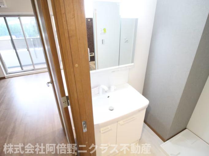 洗面設備　内装は別部屋の参考写真です。
