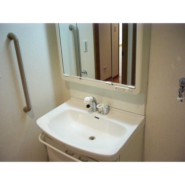 洗面設備　※別部屋の参考写真です。
