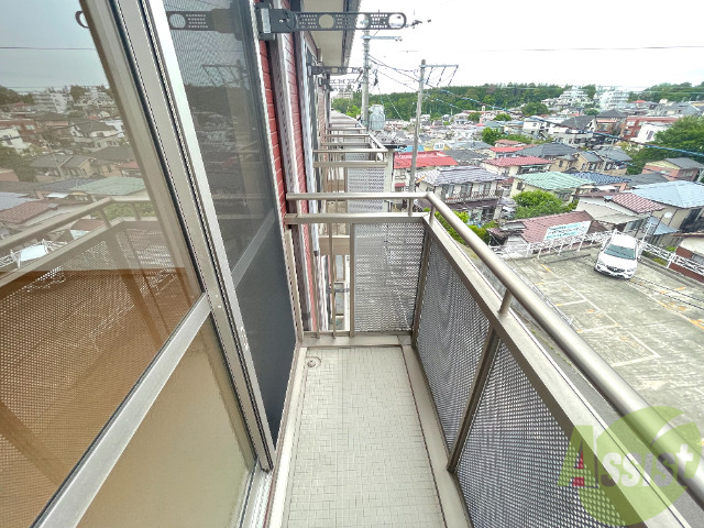 バルコニー　バルコニー。洗濯物がはかどりそうな広さがありますよ。