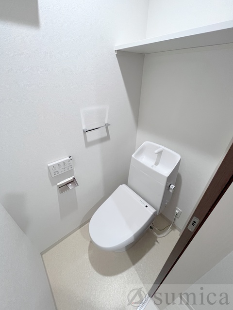 トイレ　人気アイテムの温水洗浄便座。清潔感のあるトイレです。