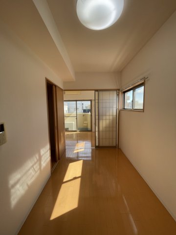 居室・リビング　イメージとして同建物他部屋を表示しています