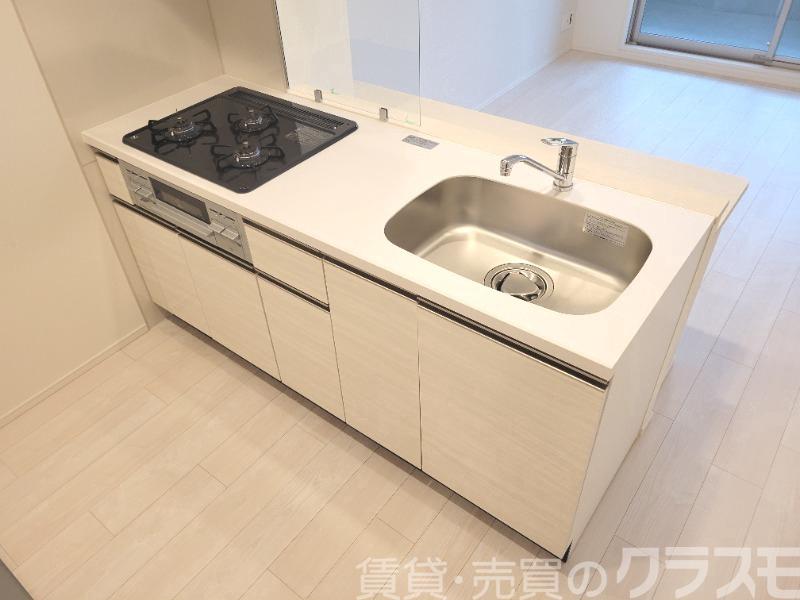 キッチン　効率よくお料理できる３口コンロ付き♪