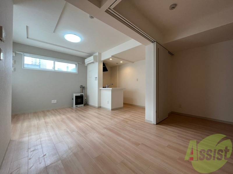 居室・リビング　木目のフローリングは落ち着きのある印象のお部屋になりますね。