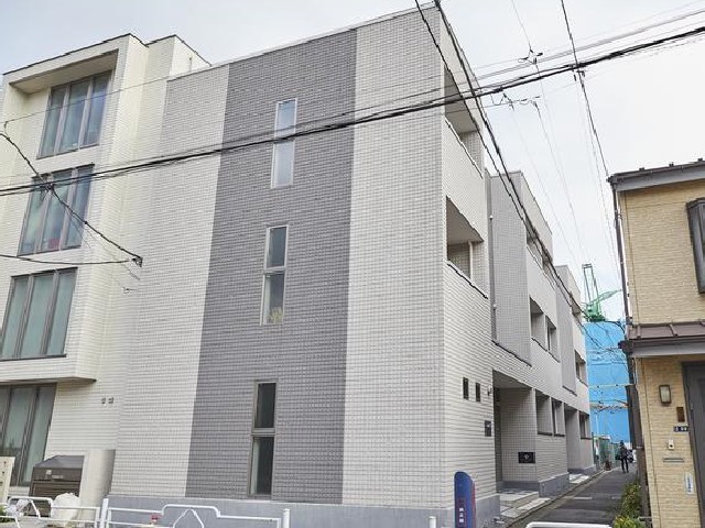 建物外観　３階建ての賃貸マンション