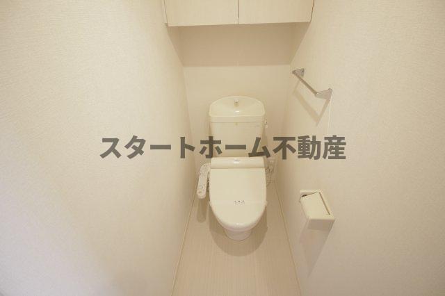 トイレ　落ち着いた色調のトイレです