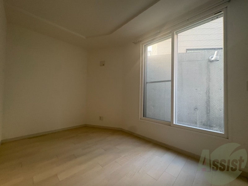 その他部屋・スペース　寝室はこちらです。光が差し込む、温かみのあるお部屋です。