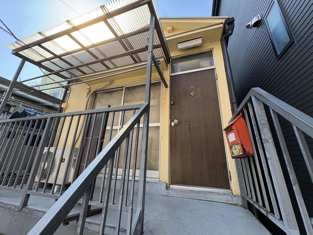 建物外観　2階建ての２階部分