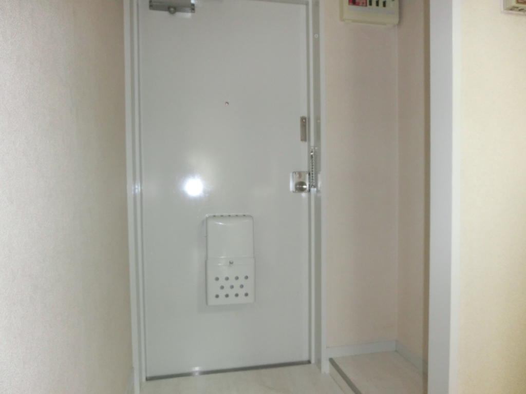 玄関　写真は別のお部屋です。現況を優先させて頂きます。