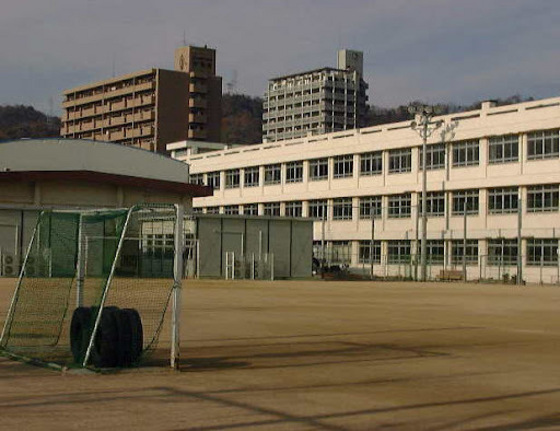 【広島市東区中山南のマンションの小学校】