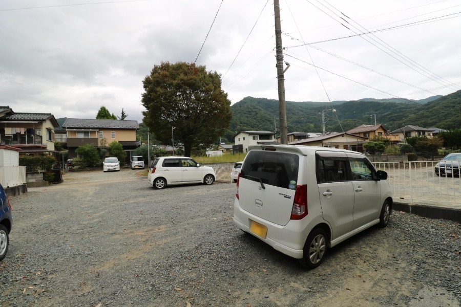 【ハイツスカイの駐車場】