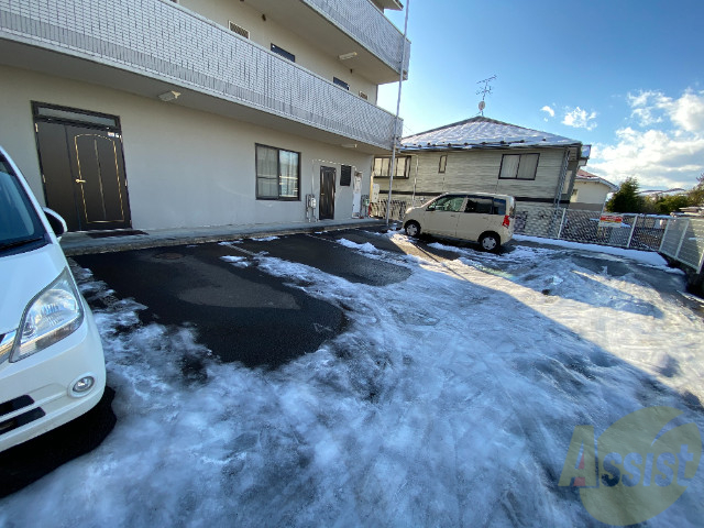 【仙台市泉区山の寺のマンションの駐車場】