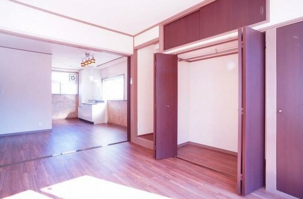 川津グランドハイツの居間写真