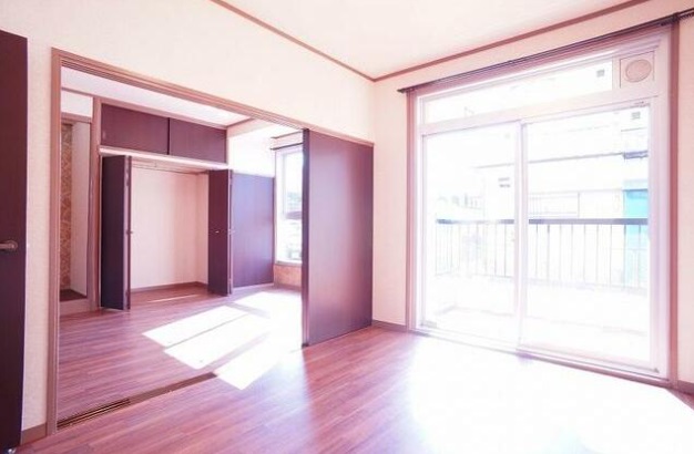 川津グランドハイツの居間写真