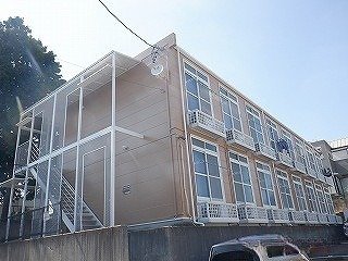 レオパレスタカネの建物外観