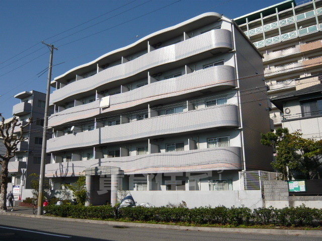 シャトラン弓木三番館の建物外観