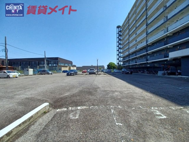 【津市桜橋のマンションの駐車場】