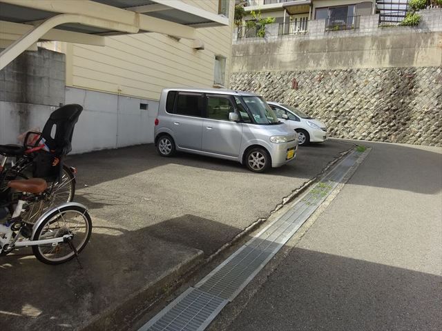 【和歌山市園部のアパートの駐車場】