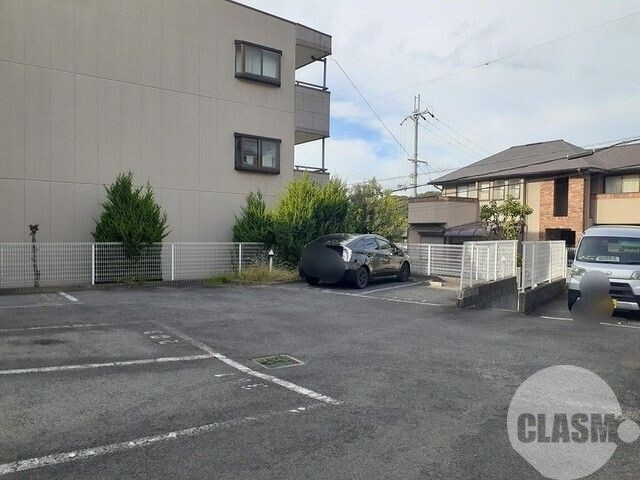 【河内長野市中片添町のマンションの駐車場】