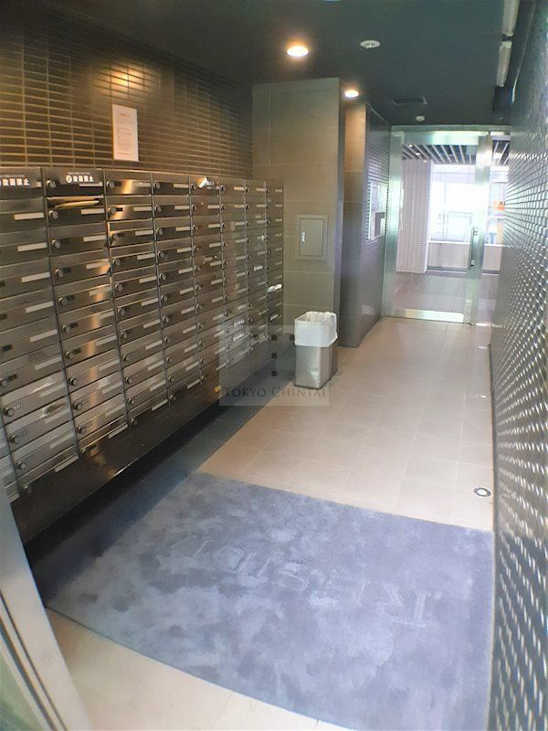 【新宿区市谷薬王寺町のマンションのエントランス】