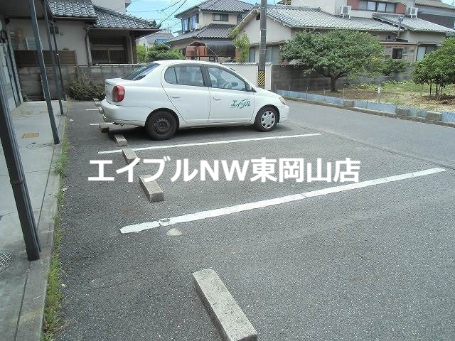 【フェニックスＣ棟の駐車場】