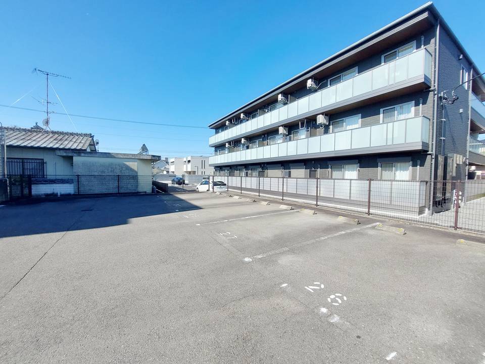 【松山市古川南のマンションの駐車場】