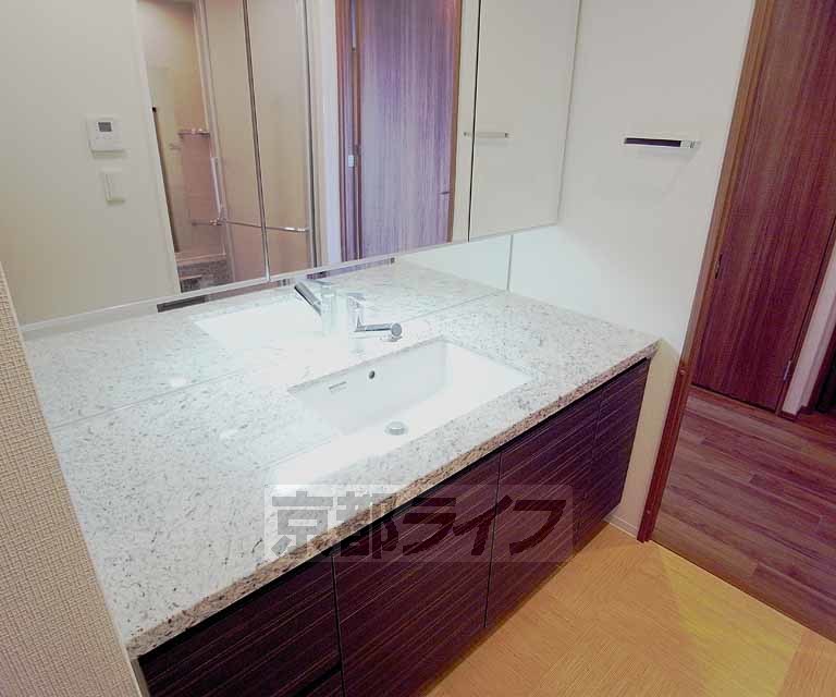 洗面設備　大理石の洗面台です。収納もたくさんついてます。