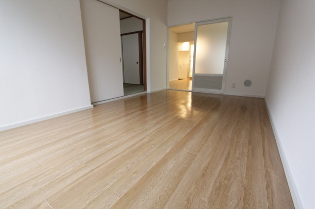 居室・リビング　※同建物・別号室の写真です