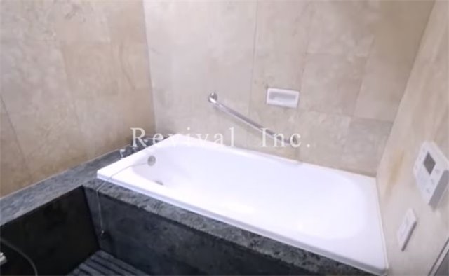 バス・シャワールーム　清潔感あるバスルームでございます