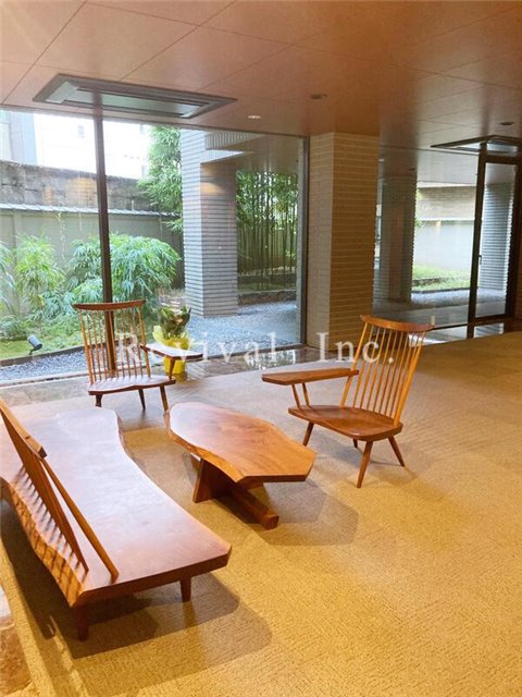 その他共有部分　お待ち合わせにも便利なソファー完備