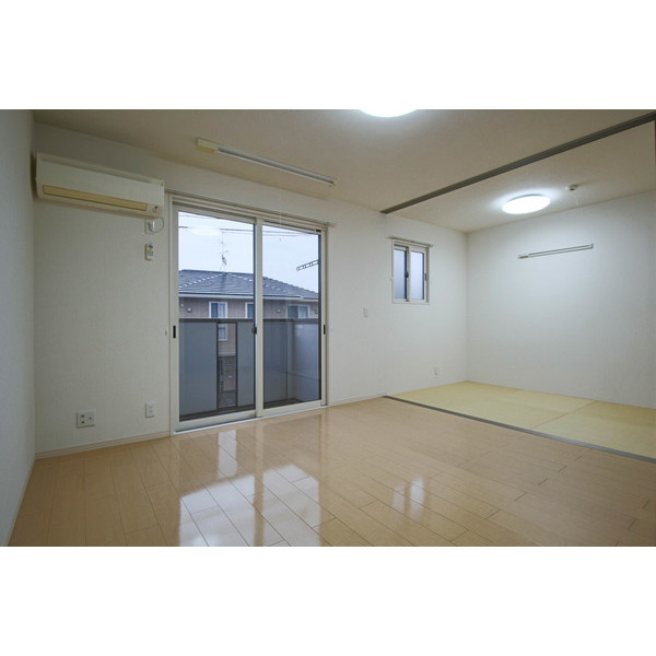 居室・リビング　同じ建物の別のお部屋