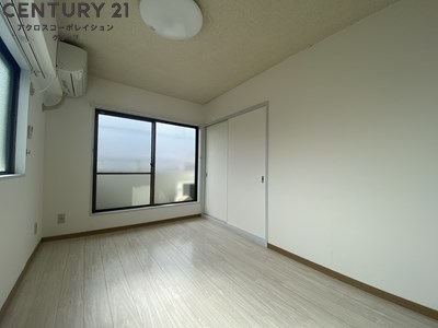 居室・リビング　床の色が明るい色味で、とても綺麗です。