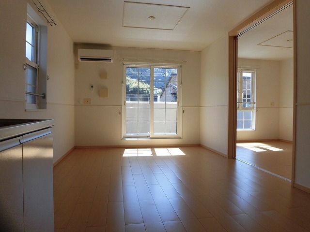 居室・リビング　※室内写真は角部屋のものです。実際は東側に窓ありません。